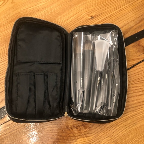 QUO: Limited Holiday Edition Pro Brush Set - 7 Synthetic Cruelty-Free Makeup - Picture 5 of 8